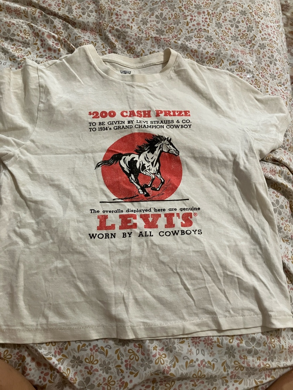 Levi's Cream Short-Sleeve Graphic Tee with Red Horse Emblem